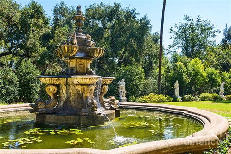 Garden Fountain Iconic Fountain At The Huntington Library And