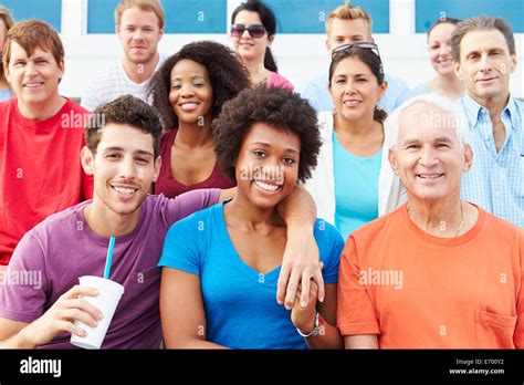 Gran Multitud De Personas Mirando Fotos E Imágenes De Stock Alamy