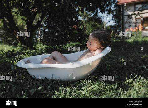 Kleines Mädchen In Der Badewanne Entspannen Im Garten Stockfotografie