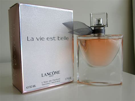 El acabado con un toque de refinamiento: Lancome La Vie est Belle Fragrance Review | emerald eyeliner