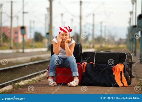 Chica Joven En La Estación De Tren Imagen De Archivo Imagen De
