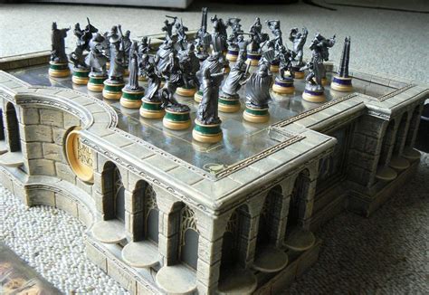 Noble Collection Newline Entertainment Lord Of The Rings Chess Set