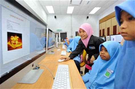 Di bawah projek ini, sebanyak 10,000 buah sekolah rendah dan menengah di malaysia akan dilengkapkan dengan akses internet berkelajuan. PIBG SMA LUGHATIL ARABIAH: 1BestariNet KEMENTERIAN ...