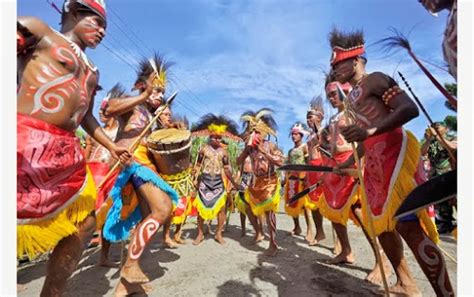 Bonang berasal dari daerah jawa timur, dan pada bagian tifa biasanya dihiasioleh ukiran khas dari maluku dan papua. Mengenal Tari Tradisional Papua - TradisiKita