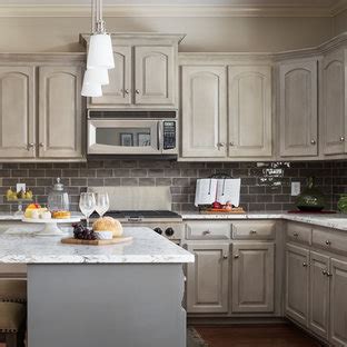 Dark cabinets don't have to be black—if the midnight mood isn't for you, consider a lighter shade of brown. Cuisine taupe : Photos et idées déco