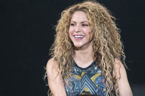 Captan A Shakira Muy Contenta En La Playa