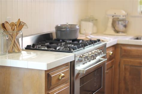 25 Thinks We Can Learn From This Kitchen Counter Tile Home