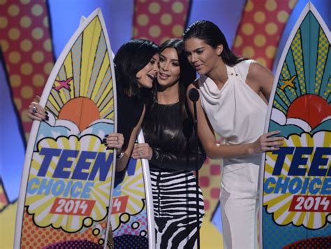 Vid O From Left Kylie Jenner Kim Kardashian And Kendall Jenner Accept The Award For Choice