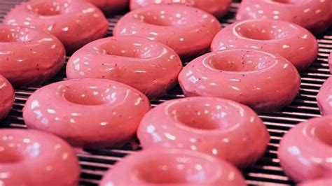 Krispy Kreme S Strawberry Glazed Donuts Are Coming Back For Labor Day