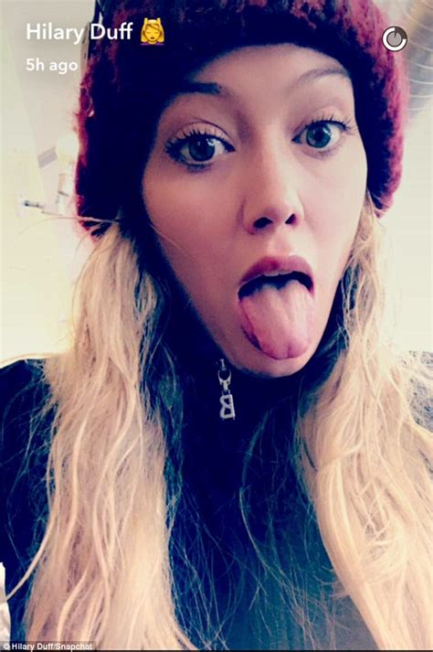 Hilary Duff Sticks Out Her Tongue During Ski Trip Daily Mail Online