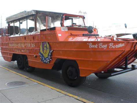 Chiếc canô sang trọng vừa chạy dưới nước, vừa chạy trên bờ | MediaOnline