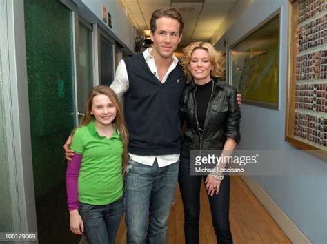 Actress Abigail Breslin Actor Ryan Reynolds And Actress Elizabeth News Photo Getty Images
