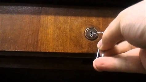 Learn how to unlock the lock bar on your lateral file cabinet. How to open a desk lock - Security sistems