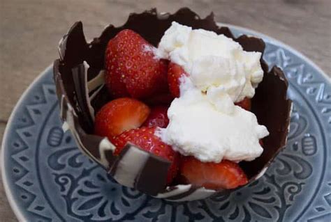 Zelfgemaakte Chocolade Bakjes Met Aardbeien En Slagroom Foodaholic Nl