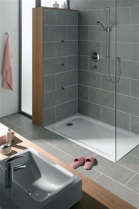 Eine altersgerechte badsanierung bietet vielseitige möglichkeiten, das badezimmer in einen modernen und sicheren raum umzugestalten. Der Badeinrichter, Badezimmer seniorengerecht, Bad ...