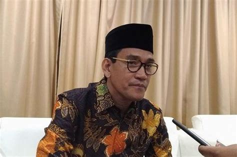 Constitutional lawyer lecturer tidak ikut perkubuan politik instagram: Kencang Sindir Kabinet Jokowi Anti Kritik, Refly Harun Soroti Buzzer Politik: Kurang Kerjaan ...