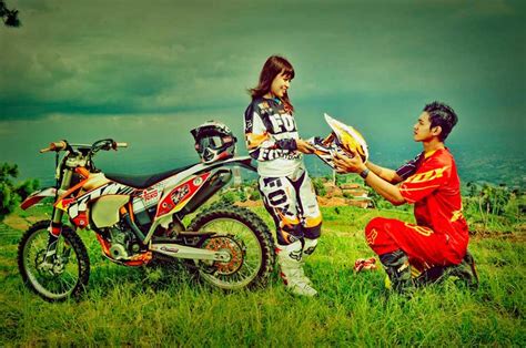Di tempat wisata di jakarta ini pengunjung bisa menikmati berbagai wahana dan fasilitas seperti misalnya anjungan daerah, kereta gantung, teater 4d, museum, teater imax keong mas, dan masih banyak lagi. Populer 50+ Foto Prewedding Motor Ninja