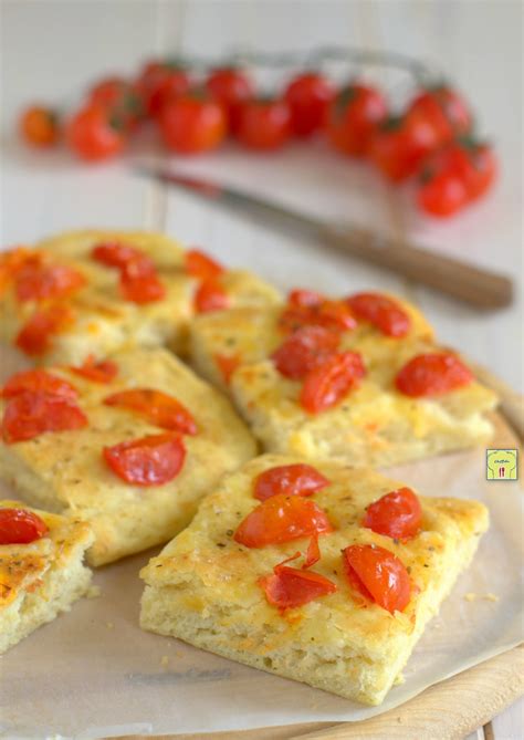 La ricetta può essere diversificata di volta in volta aggiungendo semplicemente erbe aromatiche o spezie. Focaccia con pomodorini a lievitazione istantanea ...