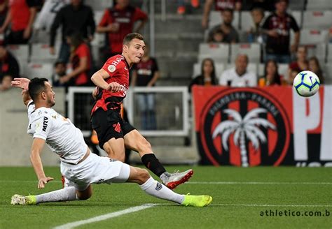 O santos ainda matou o jogo no fim com marcos guilherme. Blog Esportivo do Suíço: Athletico vence o Atlético ...