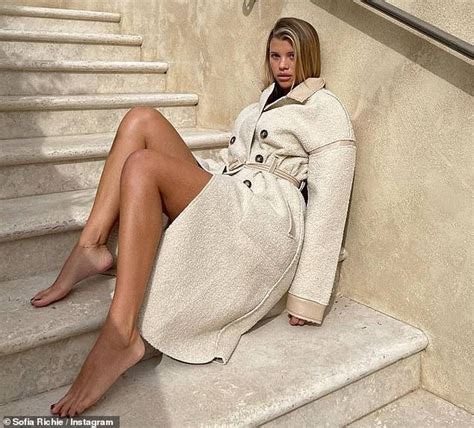 Sofia Richie Parades Her Endless Pins In An Oversized Coat Daily Mail