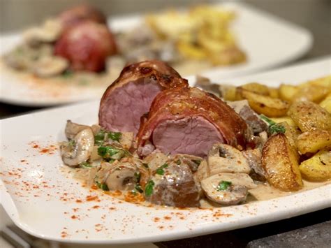 Ganzes Schweinefilet im Speckmantel mit Kräuter Rahm Champignons nach