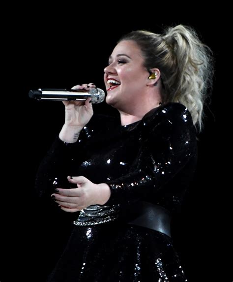 Review Kelly Clarkson Opens Meaning Of Life Tour In Oakland