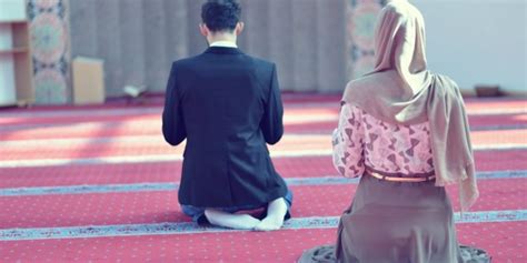 Secara tidak langsung anda dan suami saling bersalaman dan memohon ampun antara satu sama lain. Benarkah Solat Berjemaah Bersama Isteri Di Rumah Pahala ...