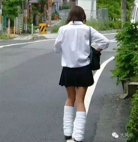 图：日本女高中生的裙子到底有短？新浪网