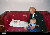 Louis Ferdinand Prinz von Preußen mit den Enkelkindern Irina und ...