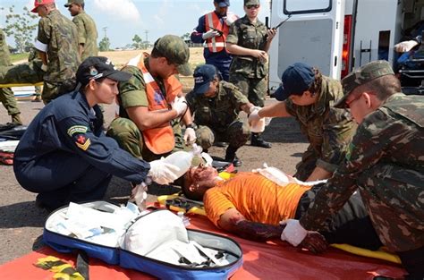 A demissão dos comandantes do exército, da marinha e da aeronáutica depois da brusca troca no comando do ministério da defesa, algo inédito na redemocratização, e à véspera do emblemático 31 de existe, de fato, no seio das forças armadas, o claro entendimento do seu papel constitucional. Forças Armadas realizam exercício de ocupação do Porto de Iranduba durante a Operação Amazônia ...