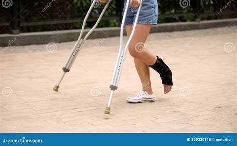 Patient Mit Verletztem Knöchel Auf Krücken Im Freien Beinstamm