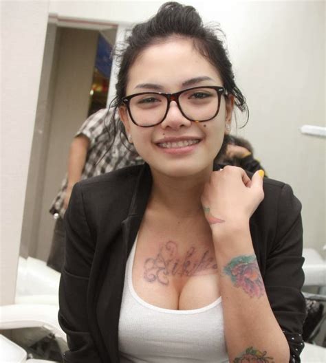 Gadis berusia 21 tahun ini sering tampil casual dan santai dengan aksesoris topi. HEBOH !!! FOTO BUGIL ARTIS INDONESIA TEREKAM KAMERA ...