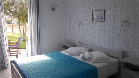 39° 36' 24 north, 21° 58' 51 east. VILLAVOULA Double bed Studio room Has Balcony and Internet ...