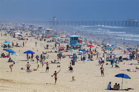 Despite The Outbreak Many Flock To O C Ventura County Beaches On Springs First Hot Weekend