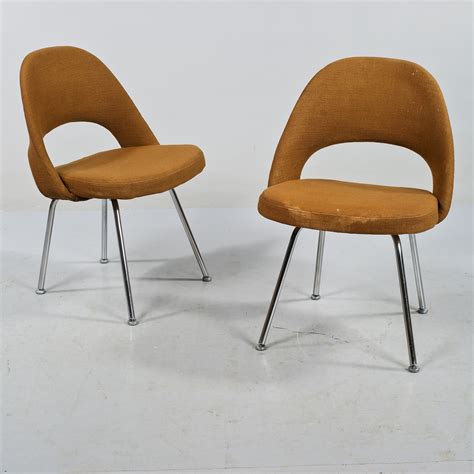 Stolar Ett Par Side Chair Eero Saarinen Knoll Modell Formgiven