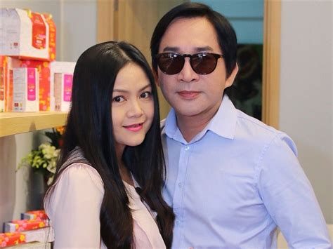 Thuở nhỏ, bà học diễn xuất từ các nghệ sĩ đinh bằng phi, năm đồ., khởi nghiệp là một diễn viên múa với nghệ danh ngọc hoa. Nghệ sĩ Kim Tử Long tiết lộ về mối tình "chú - cháu" với ...