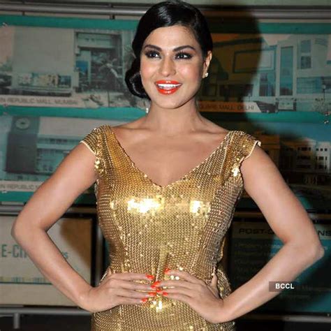 Veena Malik Looks Stunning In Golden Gown During The Premiere Of The