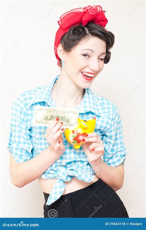 Retro Pinup Kobiety Oszczędzania Pieniądze Zdjęcie Stock Obraz