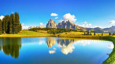 Lac Et Montagnes Alpe Di Siusi Ou Seiser Alm Alpes De Dolomites