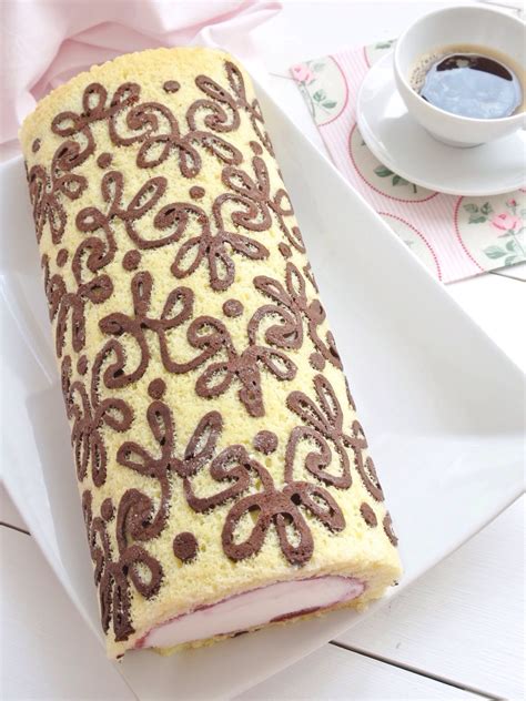Si prepara in modo del tutto simile, ma con una golosa farcitura di gelato alle fragole. Sprinkles Dress: Rotolo gelato (japanese roll cake)