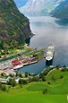Los fiordos noruegos, una belleza,. Aqui el barco cerca de Bergen y los ...