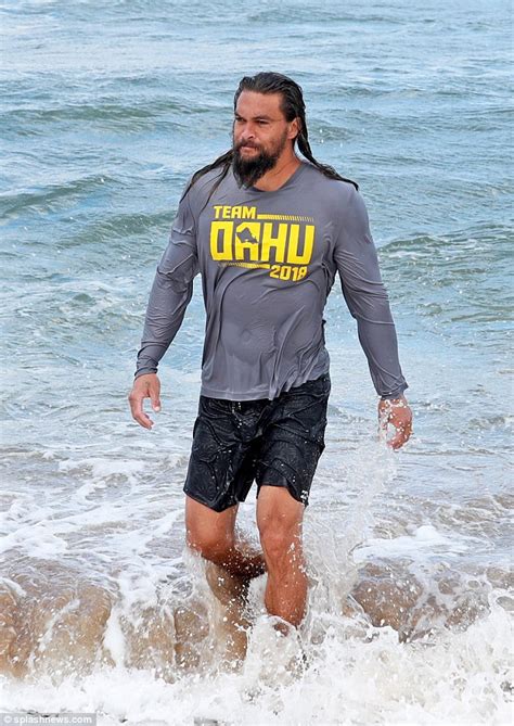 Jason Momoa Transforms Into A Real Life Aquaman In Hawaii Daily Mail