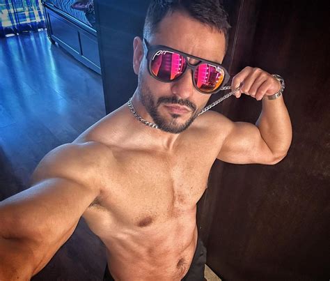 shirtless bollywood men kunal khemu s sexy selfies are a thing legit follow him on instagram
