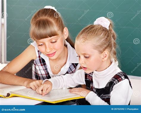 Schulkinder Im Klassenzimmer Nahe Tafel Stockfoto Bild Von Tafel Kinder 20752592