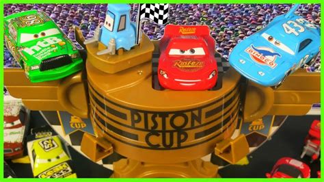 DISNEY CARS MOVIE PISTON CUP SPEEDWAY TRACK PIT GARAGE LIGHTNING VS