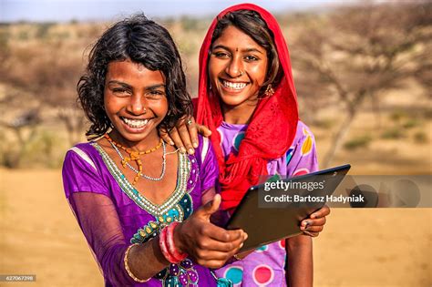 indienne heureux jeunes filles À laide de tablette numérique désert village inde photo getty