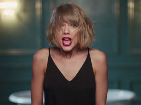 In A New Apple Music Commercial Taylor Swift Lipsyncs The Jimmy Eat