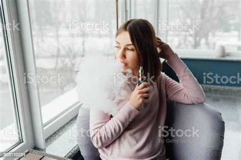 Vaping입니다 젊은 아름 다운 소녀 연기 야외와 전자 담배 흡연 증기 개념입니다 전자담배에 대한 스톡 사진 및 기타 이미지 Istock
