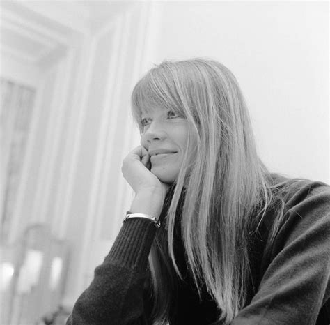 Retrouvez toutes les actualités, la discographie, bibliographie, les photos, vidéos, concerts et la boutique officielle. 40 Fascinating Black and White Photographs of Françoise Hardy in London During the 1960s ...