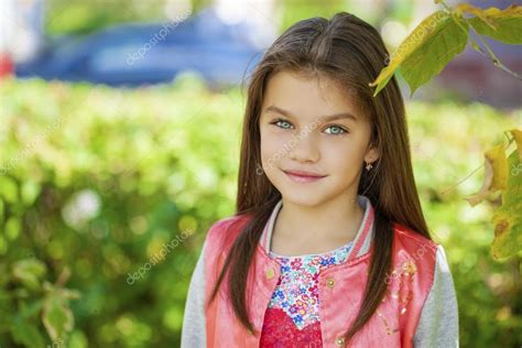 Beautifal Little Girl In The Autumn Park — Stock Photo © Arkusha 86594542